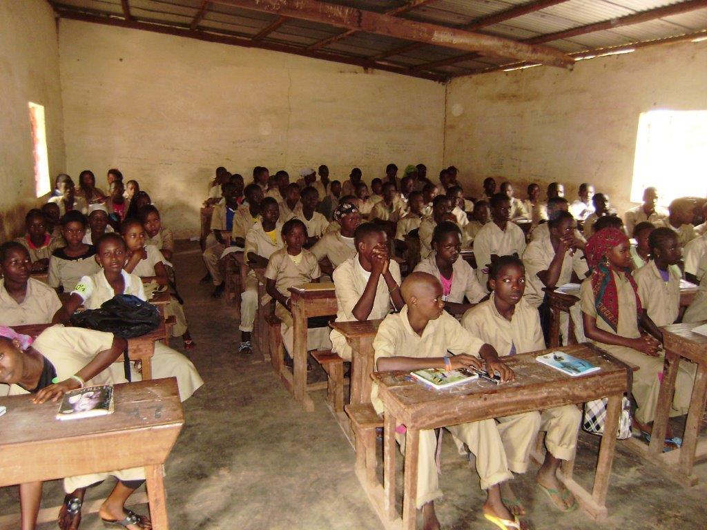 École secondaire avec beaucoup de gens